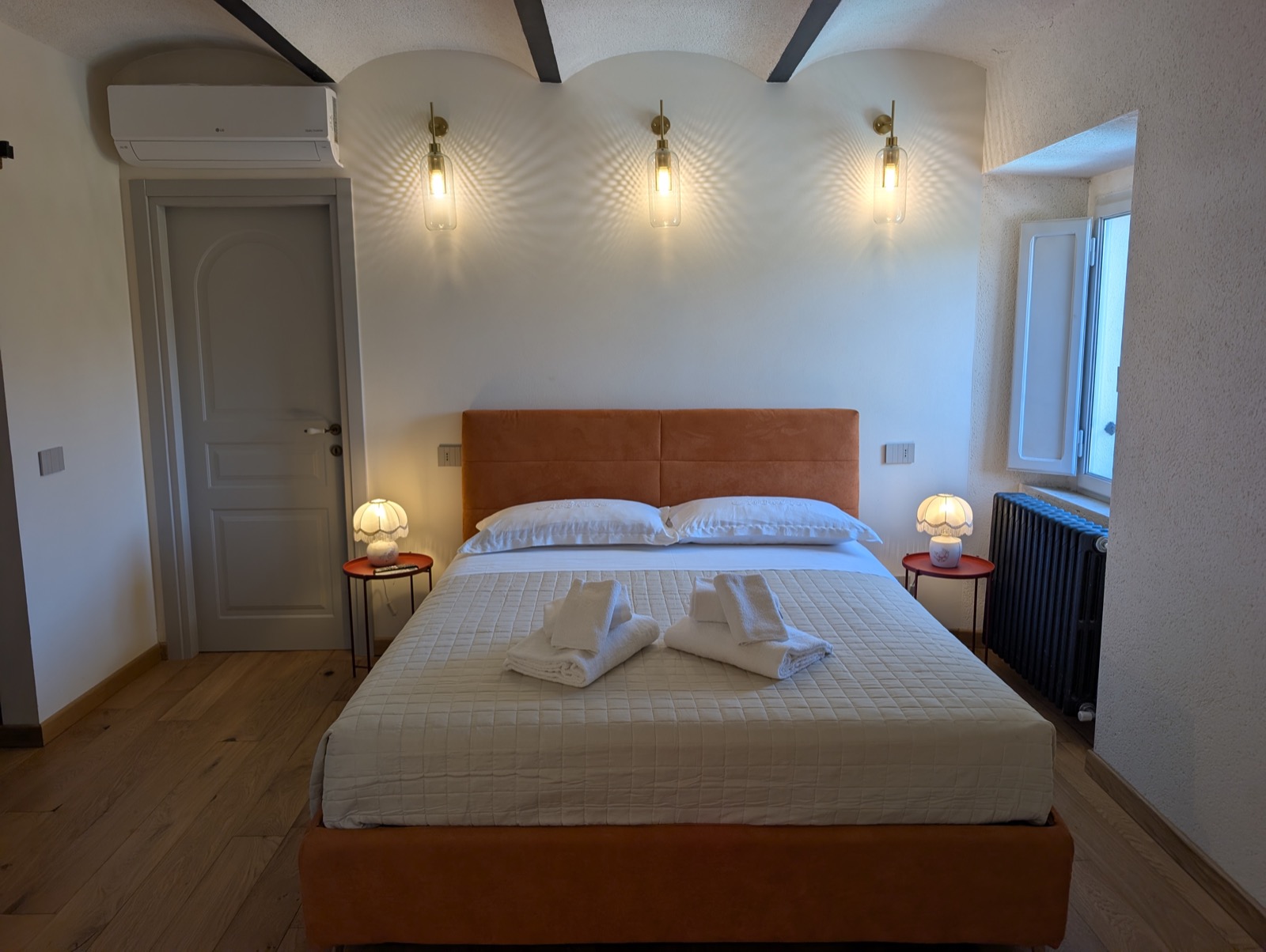 Camera Lilium a Villa Beatrice — letto matrimoniale con testiera in velluto e soffitto a volta