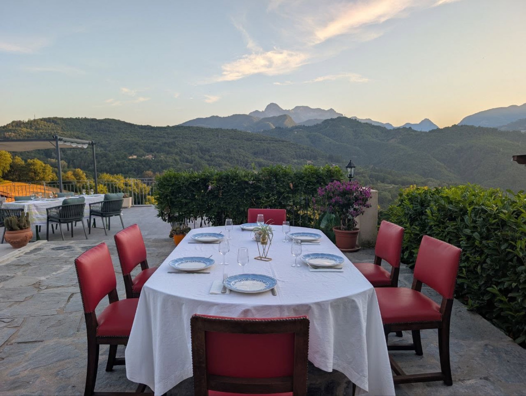 Tavolata elegante con vista sulle Apuane al tramonto