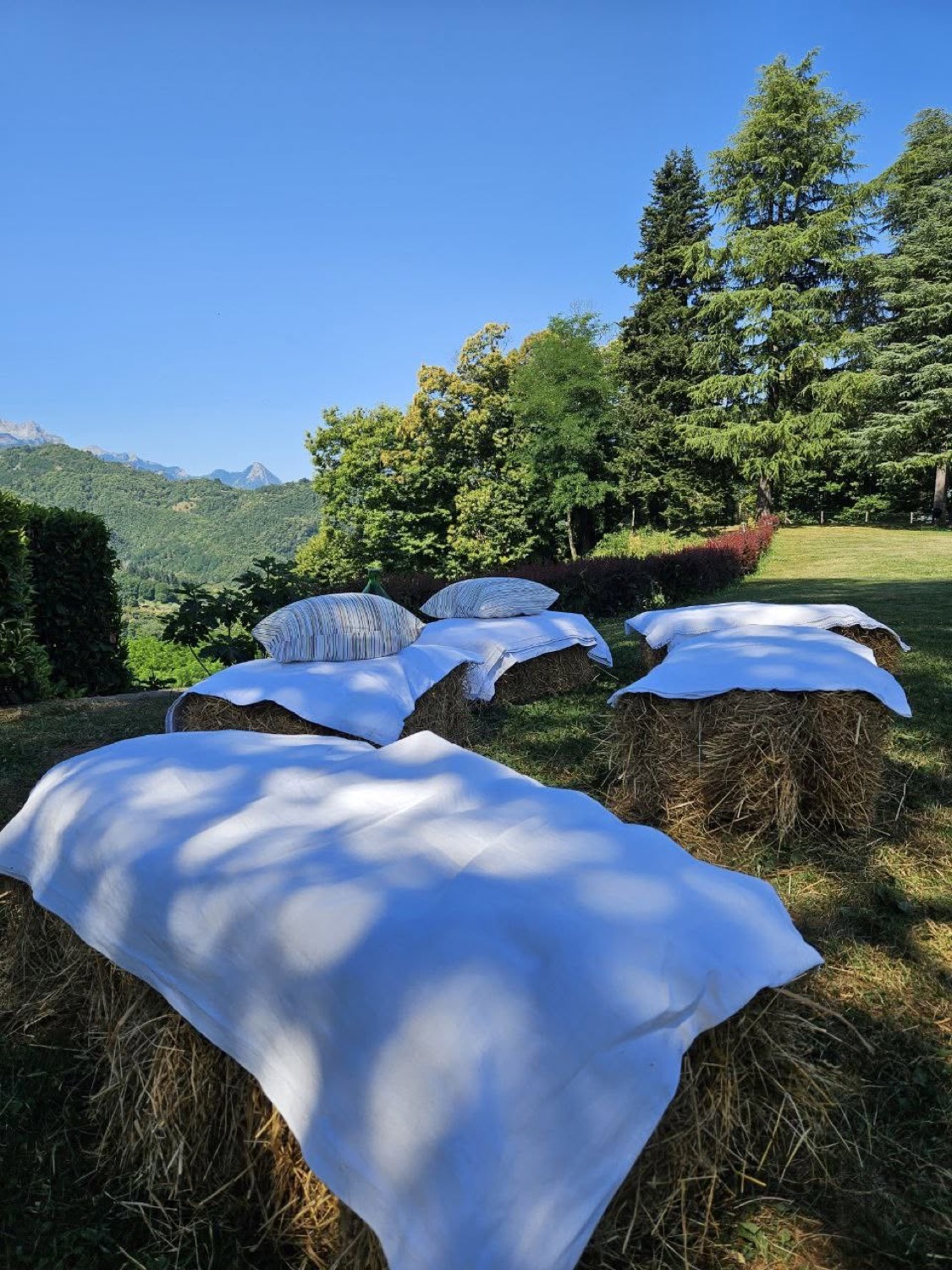 Allestimento nel verde con balle di fieno e vista monti