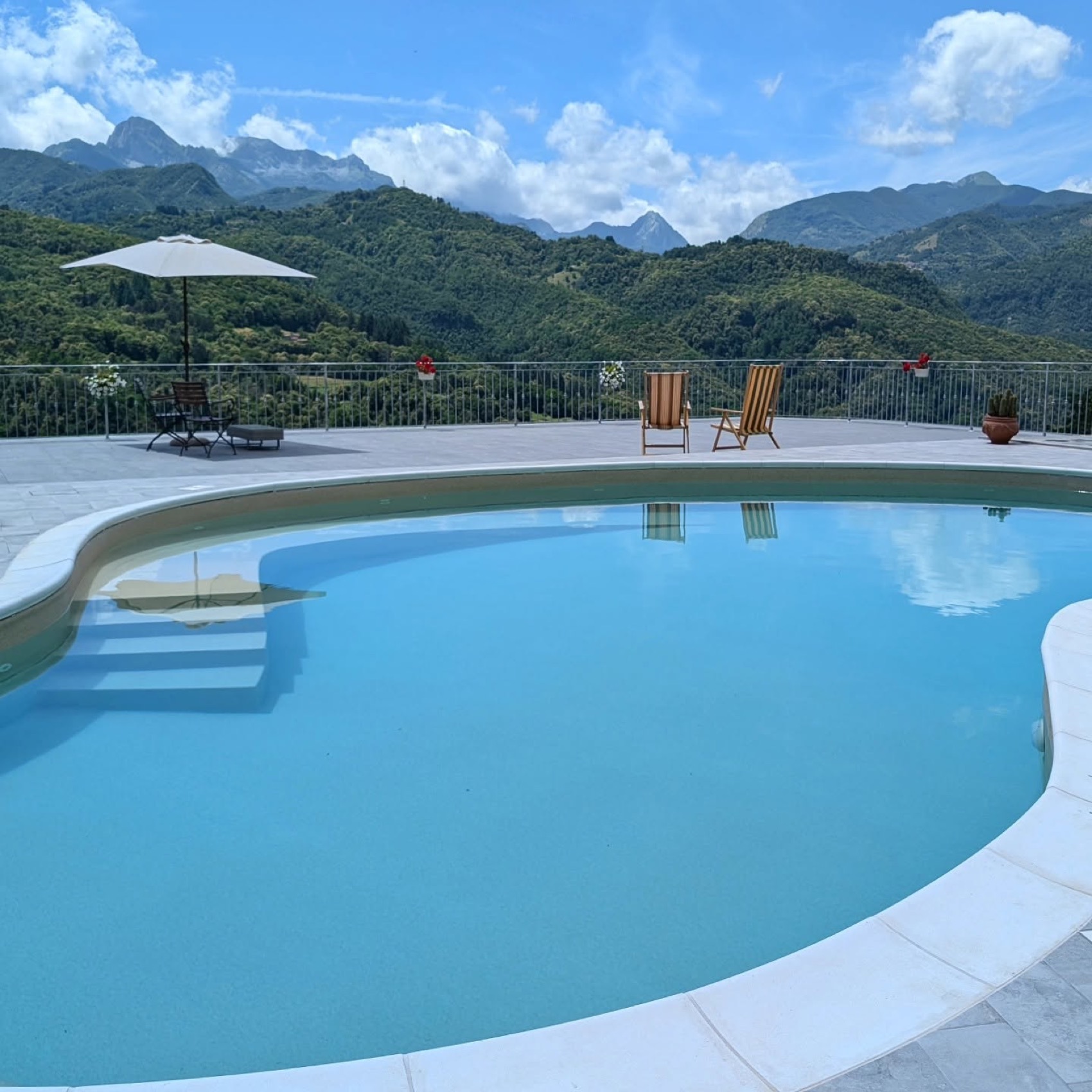 Piscina di Villa Beatrice con vista sulle Alpi Apuane
