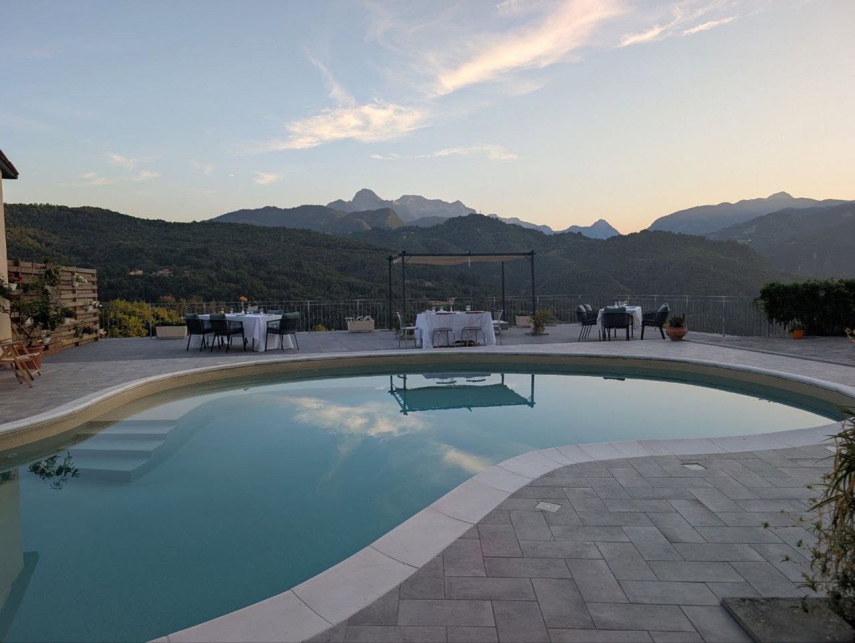 La piscina di Villa Beatrice al tramonto con vista sui monti