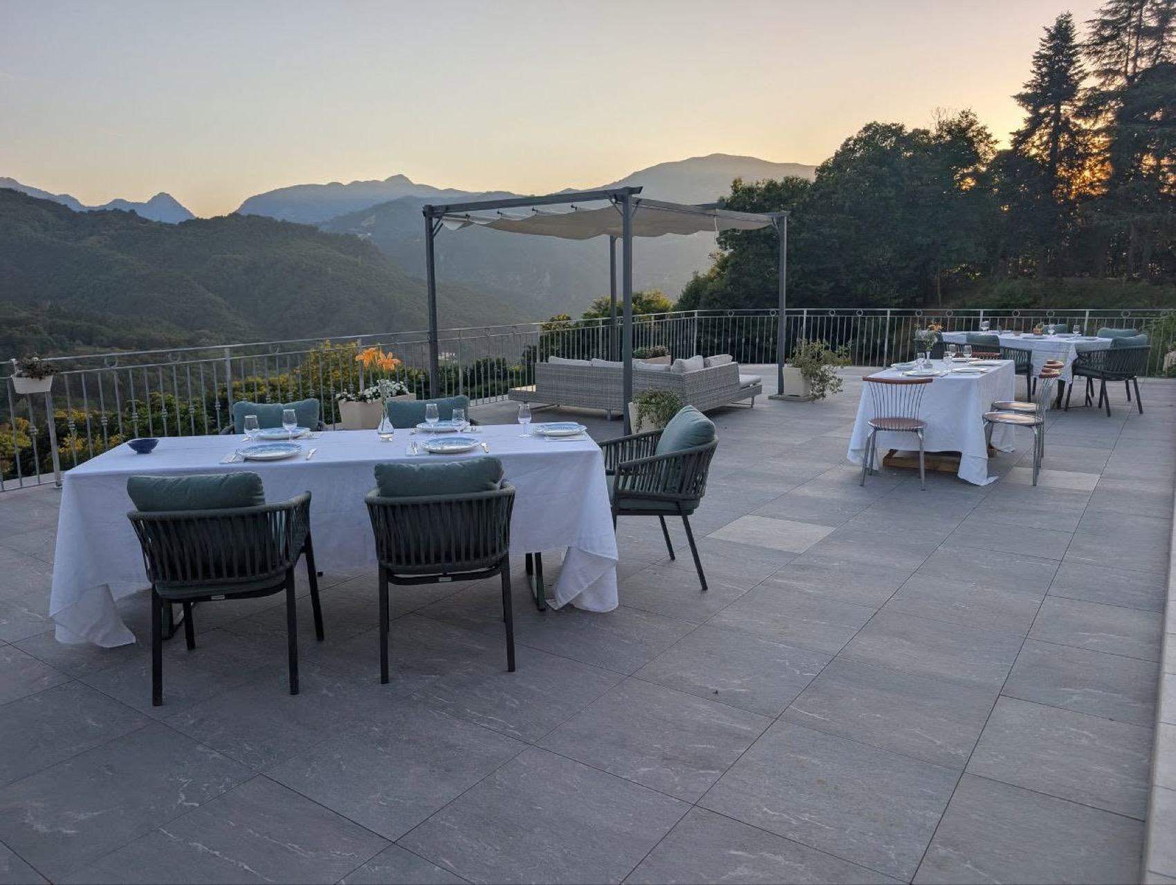 Cena in terrazza al tramonto a Villa Beatrice