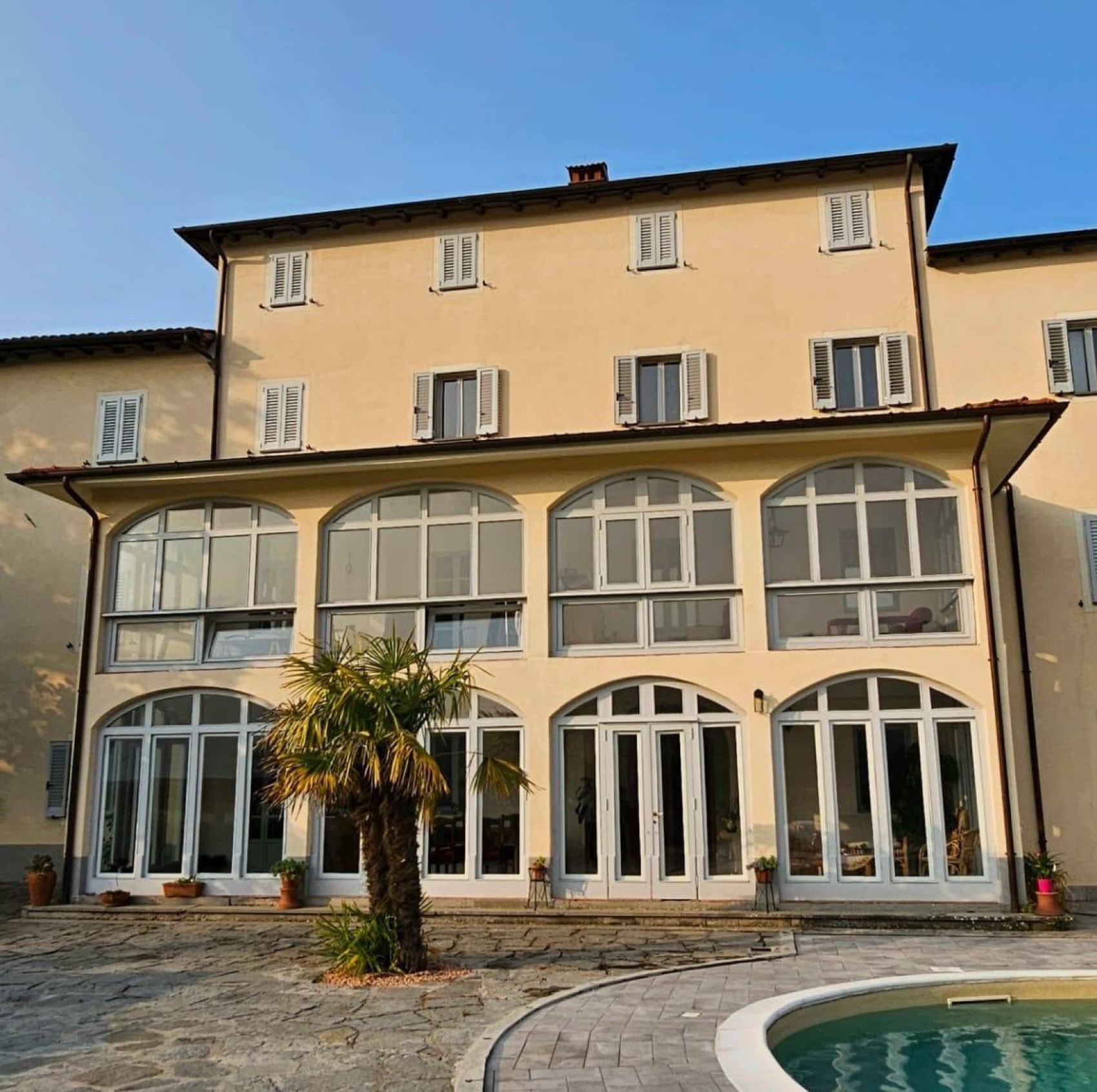 La facciata della villa Liberty di Villa Beatrice